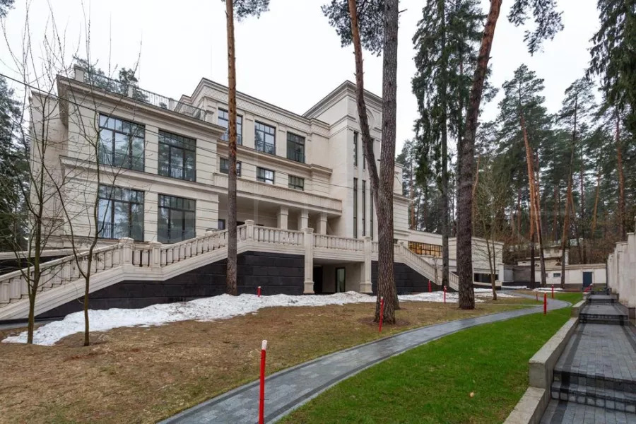 Жуковка-2. Купить дом площадью 3500 м² на участке 80 соток в элитном коттеджном посёлке Жуковка-2 на Рублёво-Успенском шоссе в 8 км от МКАД.