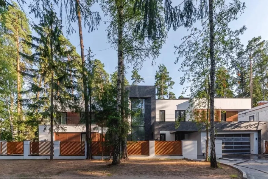 Жуковка-2. Купить дом площадью 1056 м² на участке 13 соток в элитном коттеджном посёлке Жуковка-2 на Рублёво-Успенском шоссе в 8 км от МКАД.