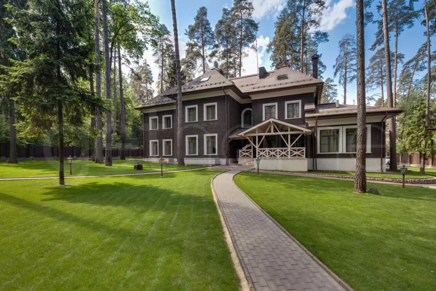 Жуковка-2. Купить дом площадью 850 м² на участке 35 соток в элитном коттеджном посёлке Жуковка-2 на Рублёво-Успенском шоссе в 8 км от МКАД.